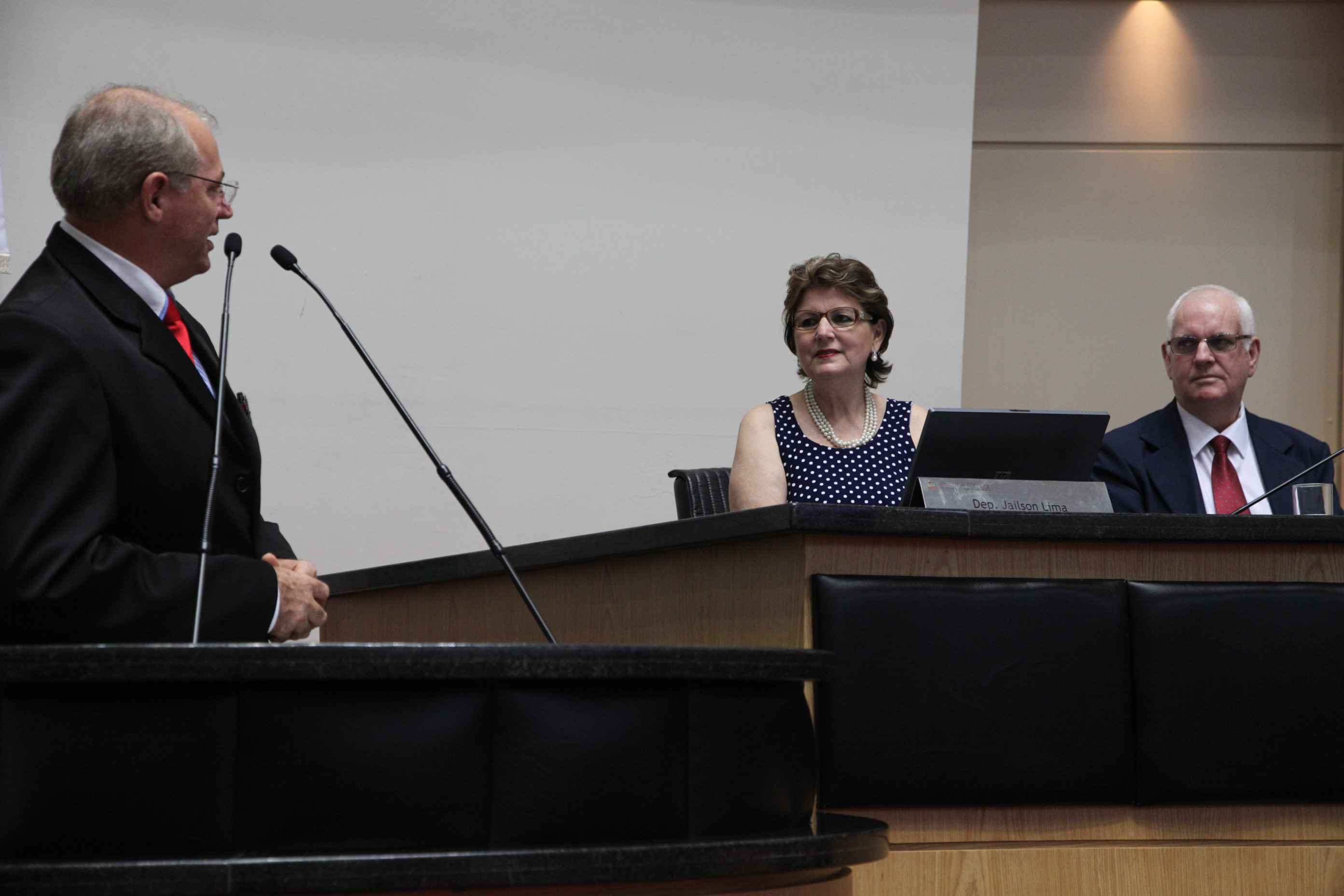 Sessão em homenagem aos escritores de Gaspar, Julio Cesar e Arlete Trentini. Foto: Solon Soares