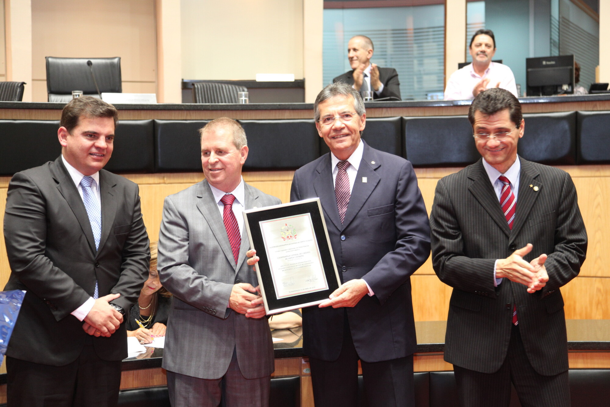 Parlamento homenageia sistema de cooperativas Sicoob SC