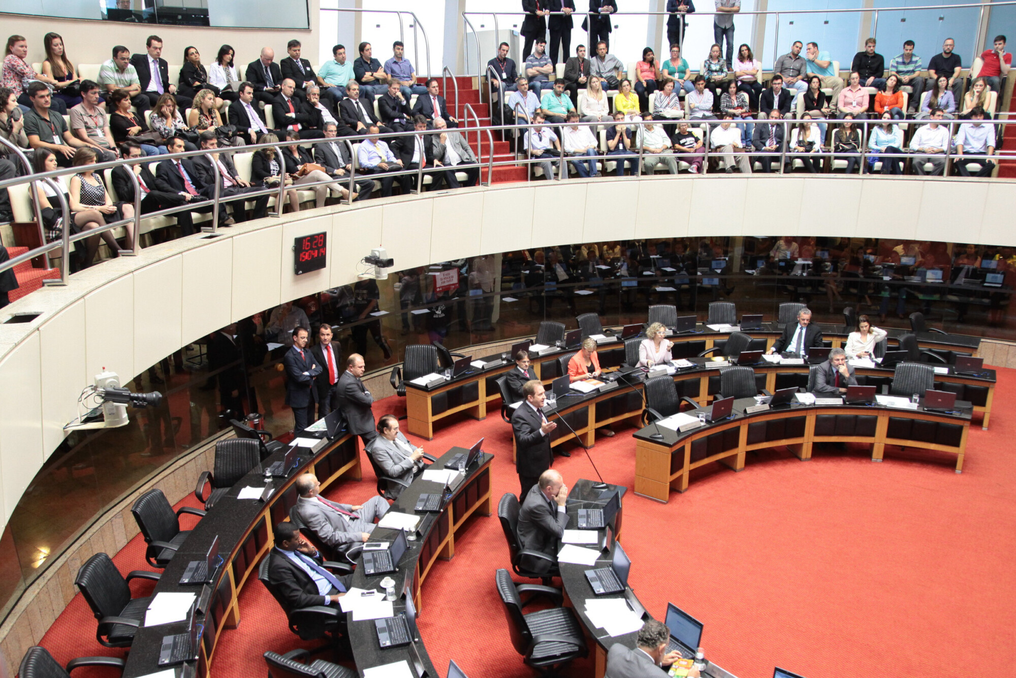Deputados aprovam reajuste para professores e financiamento para obra viária