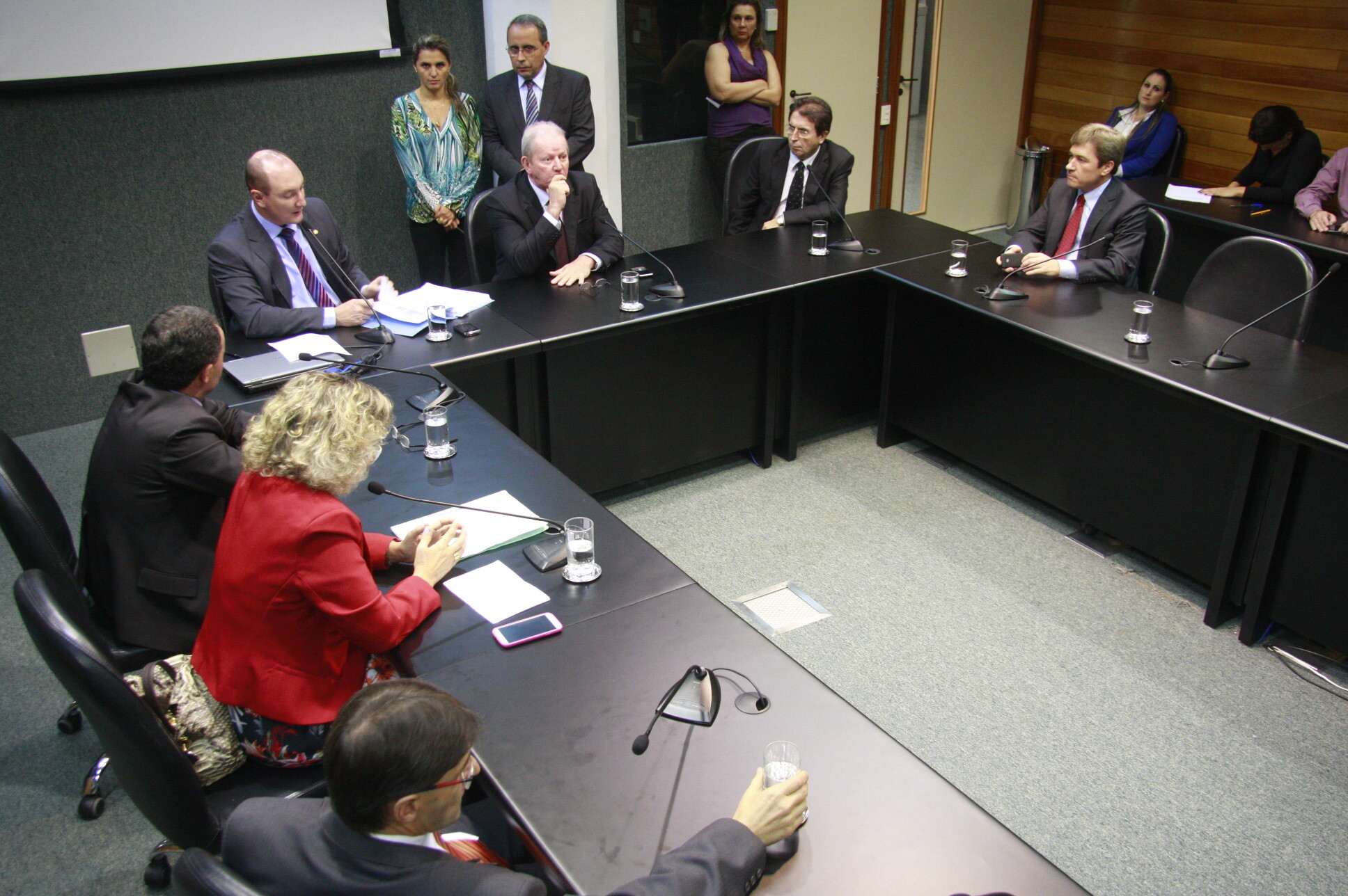 Em reunião extra, CCJ aprova PLC para comissionados no MPSC