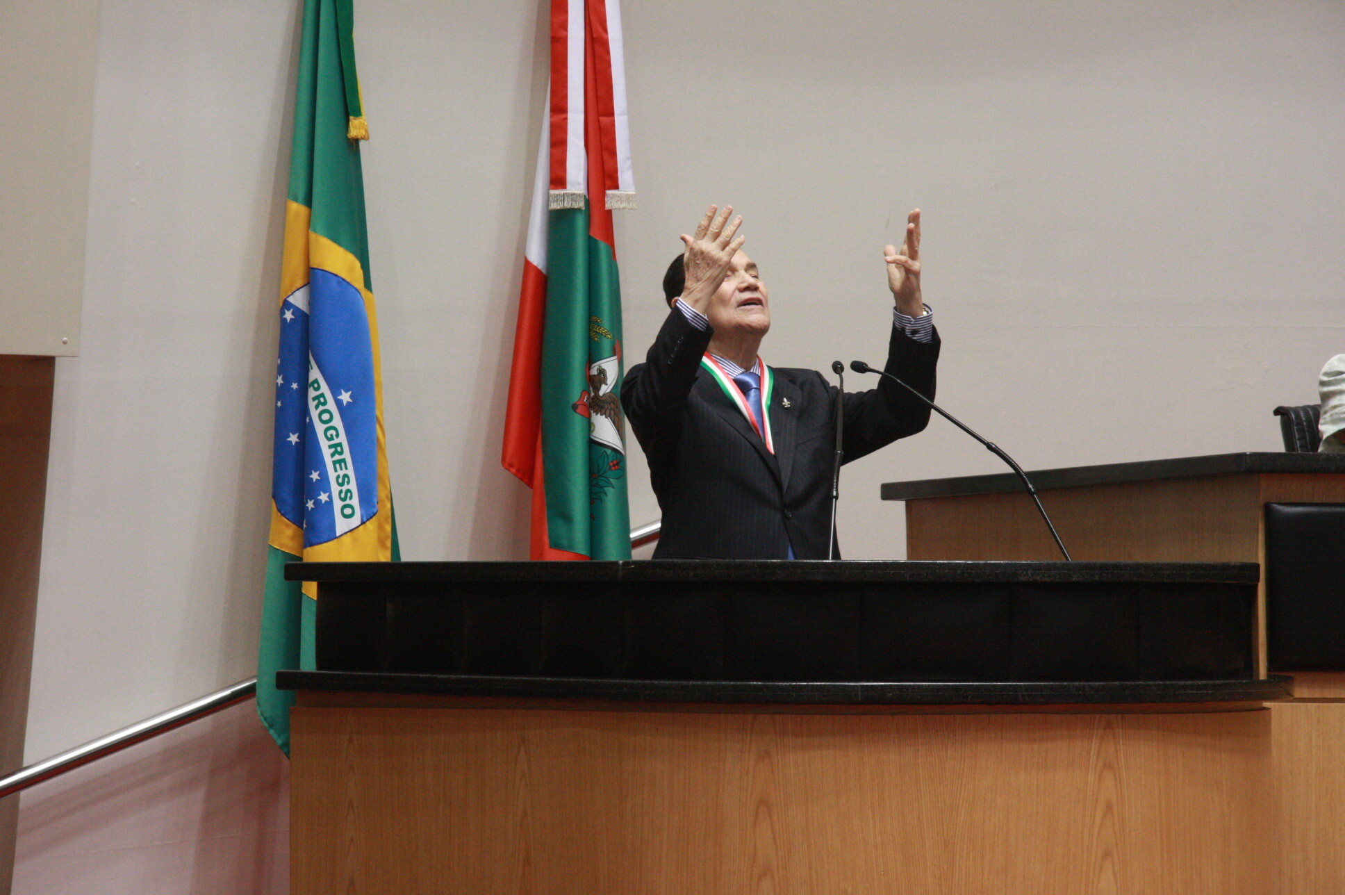 Divaldo Franco recebe homenagem no Parlamento catarinense