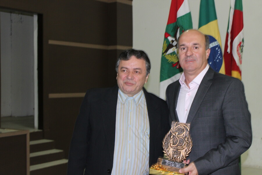 Deputado Zé Milton recebe homenagem da Associação Comercial de Sombrio