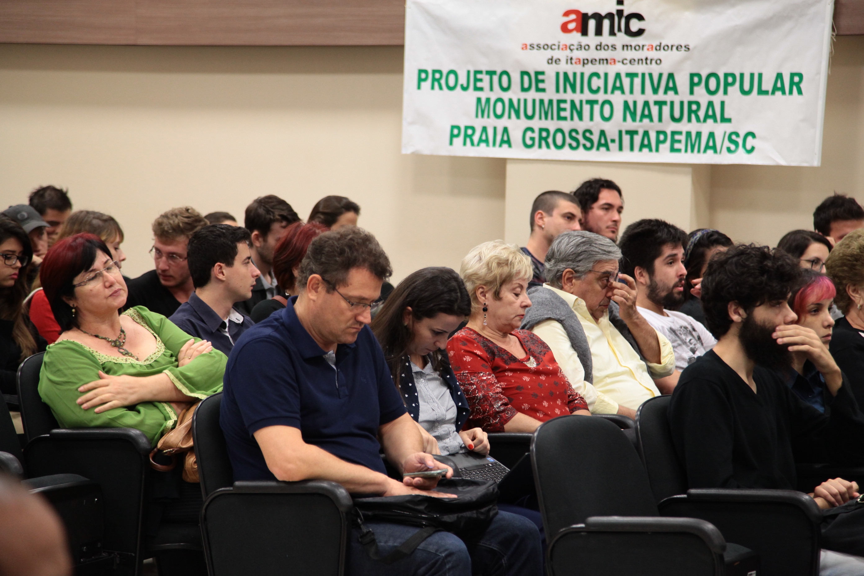 Audiência Pública sobre o PL 0605.2/2013 que cria o Movimento Natural da Praia Grossa Itapema. Foto: Miriam Zomer/Agência AL