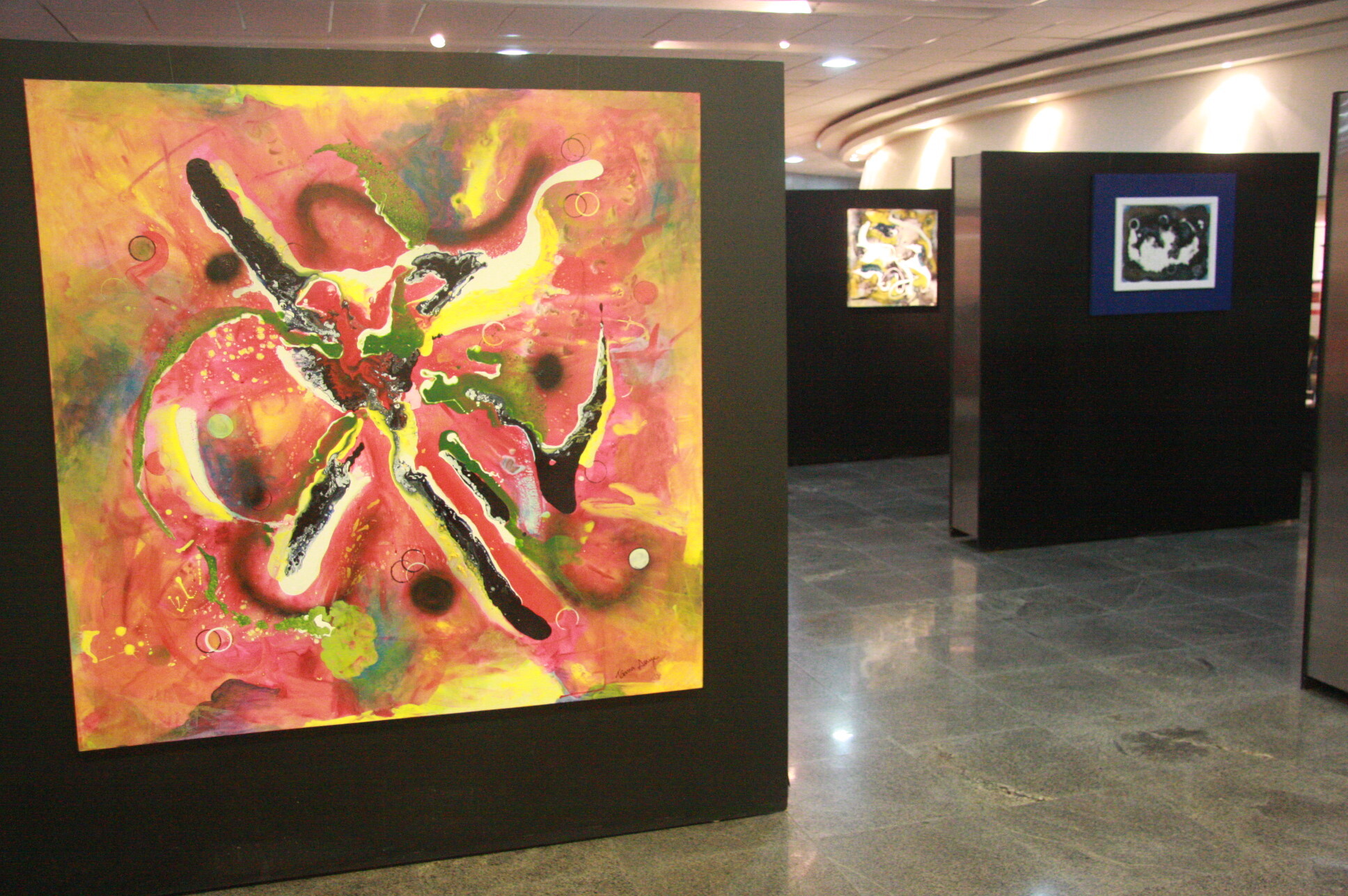 Mostra exibe obras abstratas que revelam formas do universo