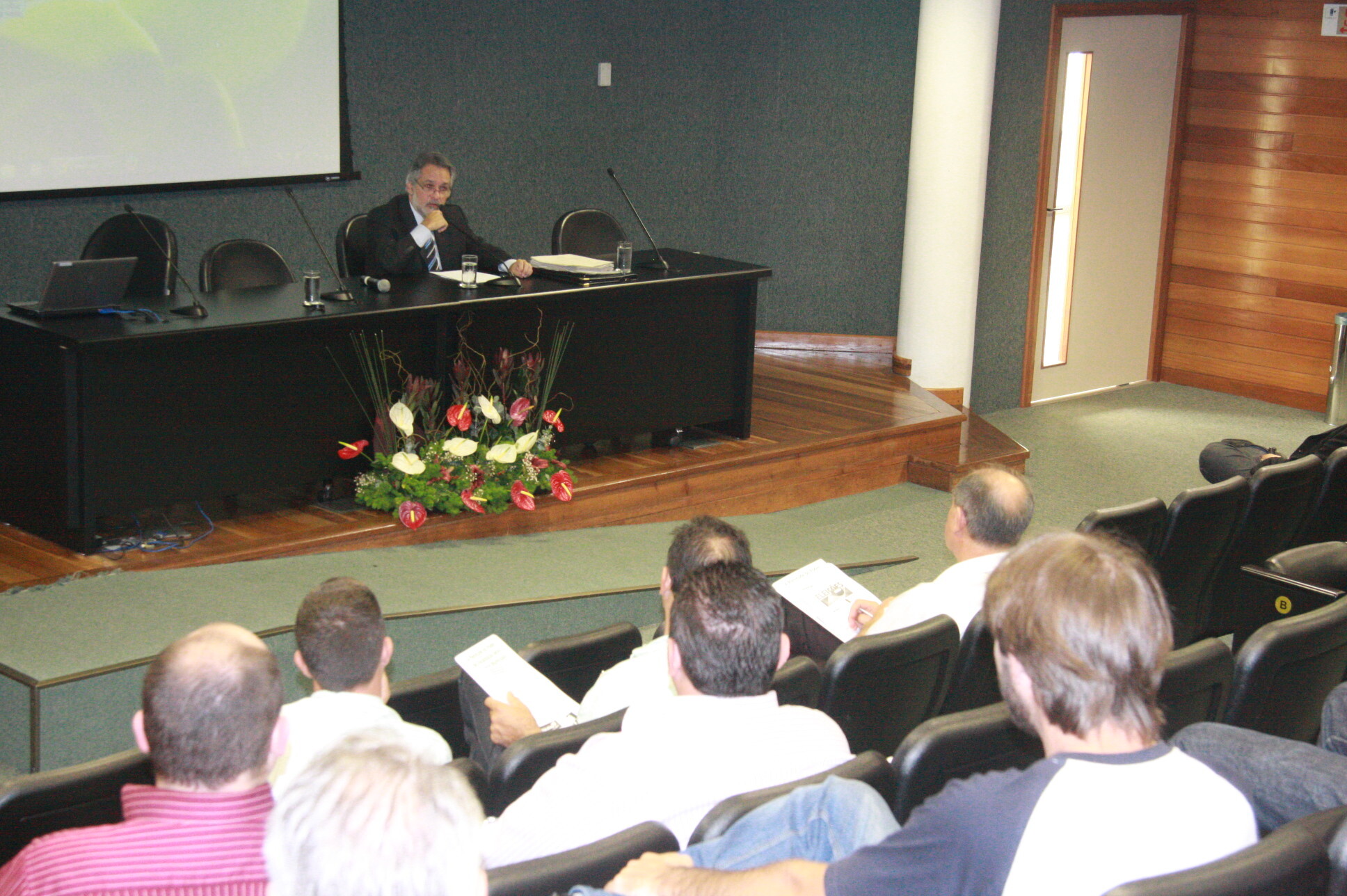 Desembargador palestra em curso para agentes públicos