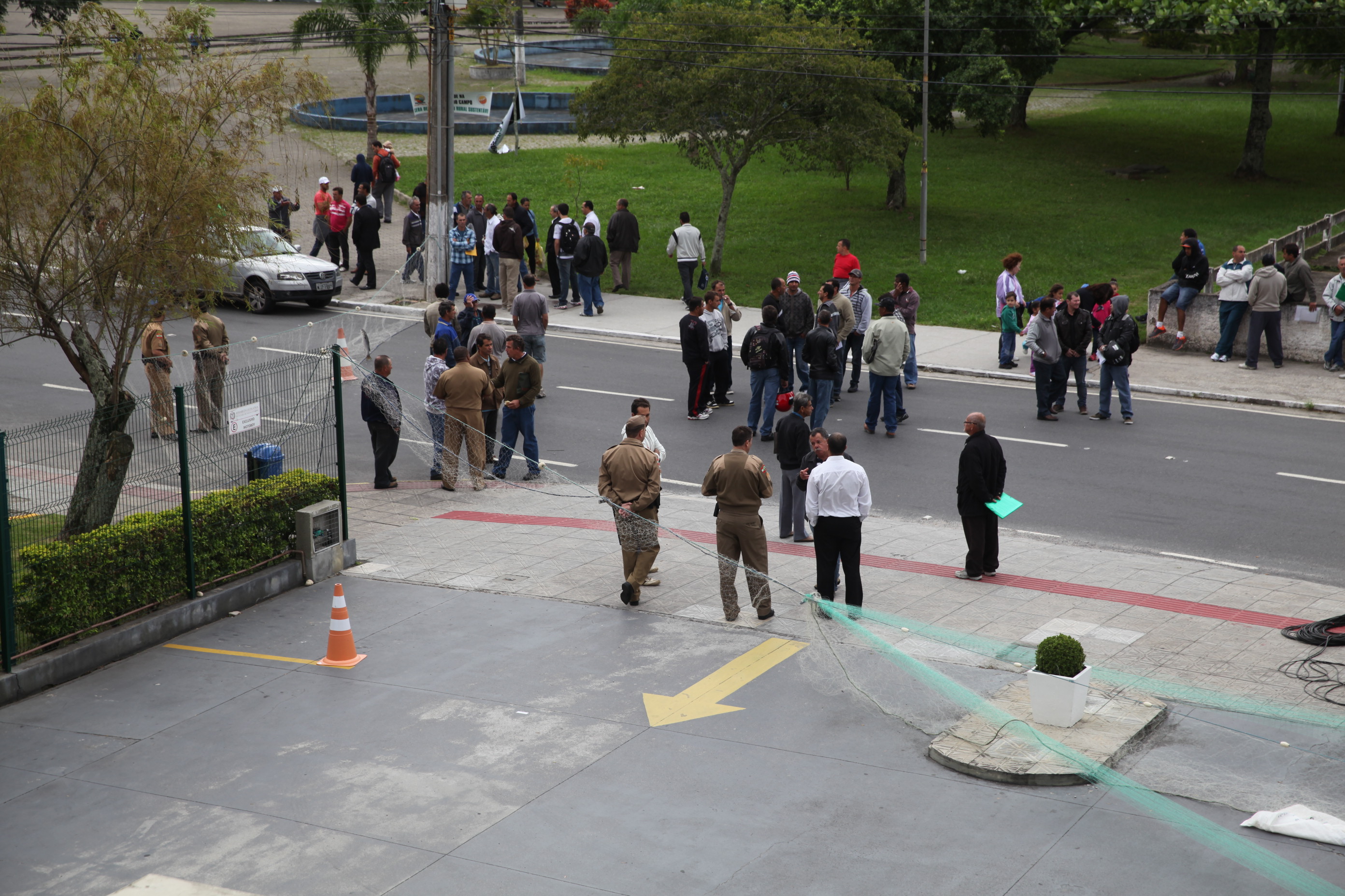 Pescadores protestam em frente à ALESC. Foto: Miriam Zomer/Agência AL