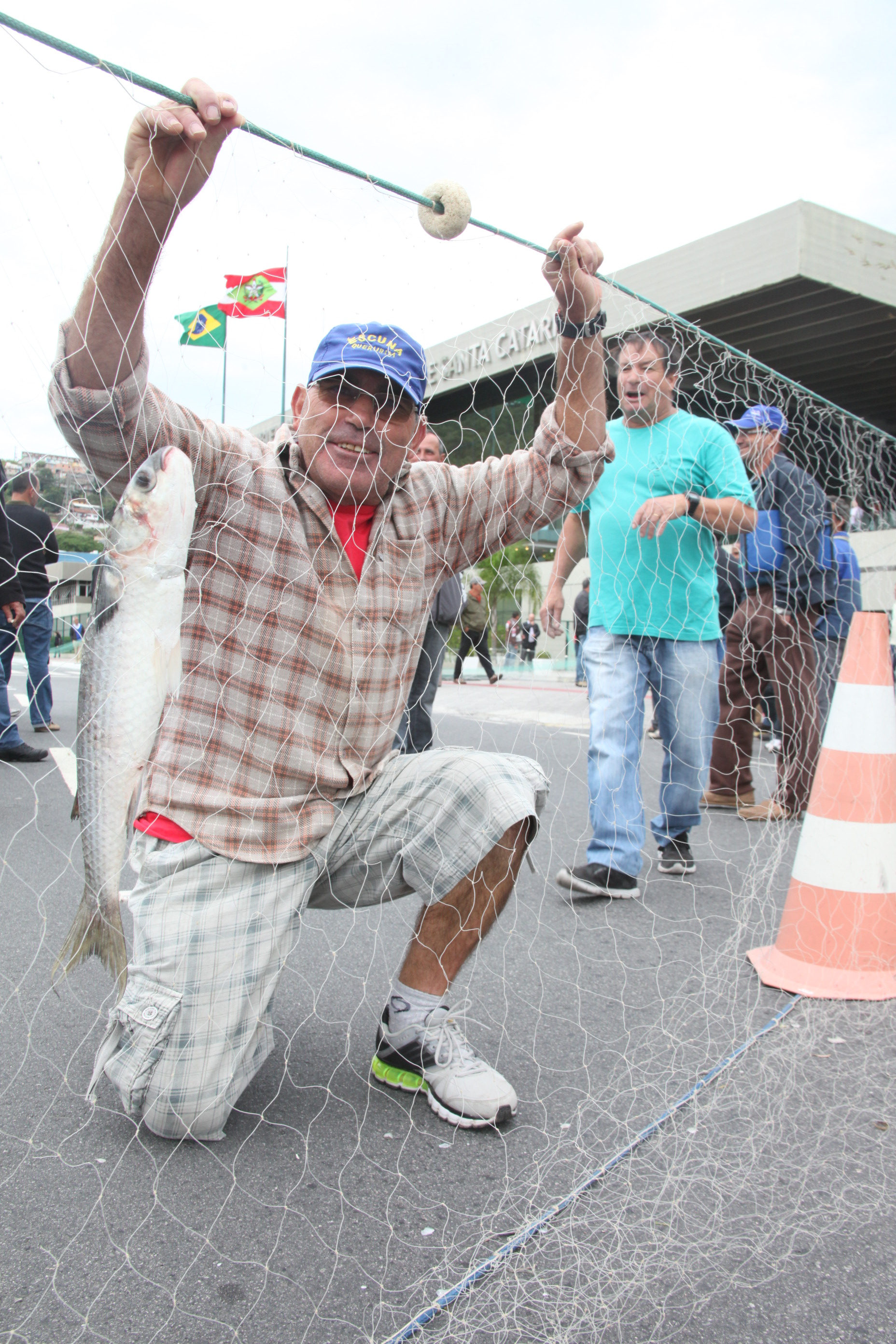 Pescadores protestam em frente à ALESC