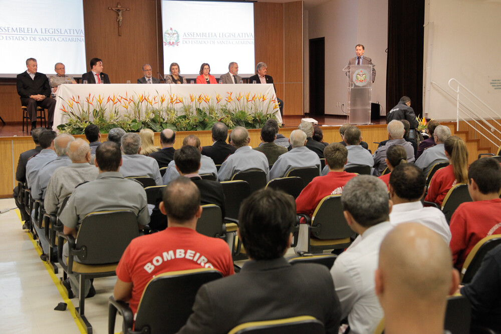 Parlamento homenageia bombeiros voluntários catarinenses