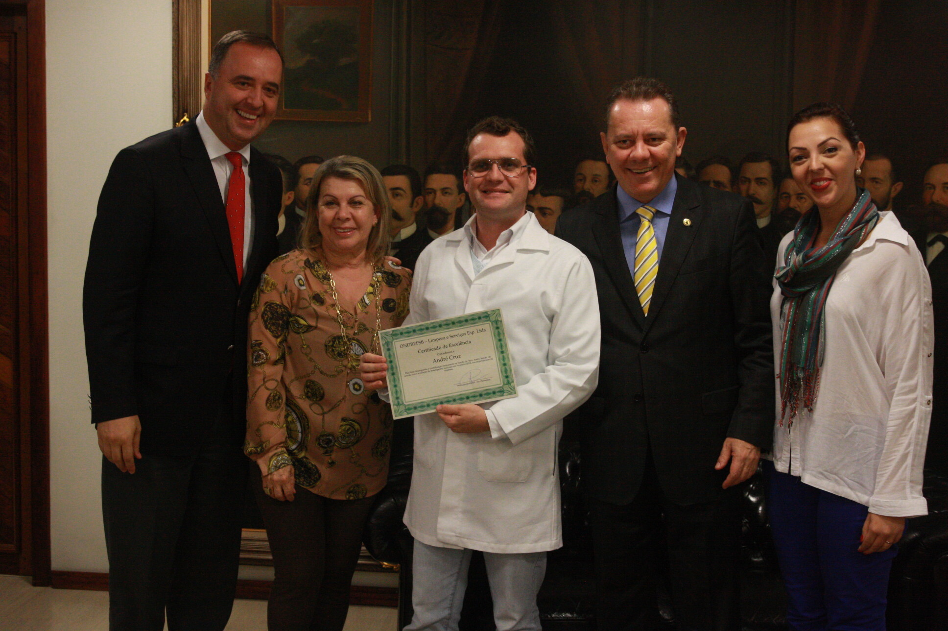 AL entrega certificado de honra ao mérito a funcionários terceirizados