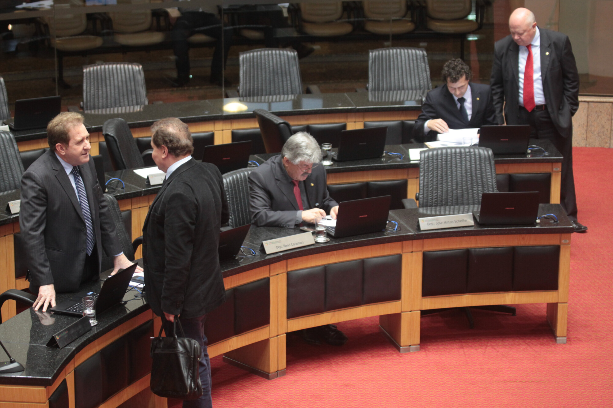 Três suplentes assumem cadeiras na Assembleia Legislativa por 90 dias