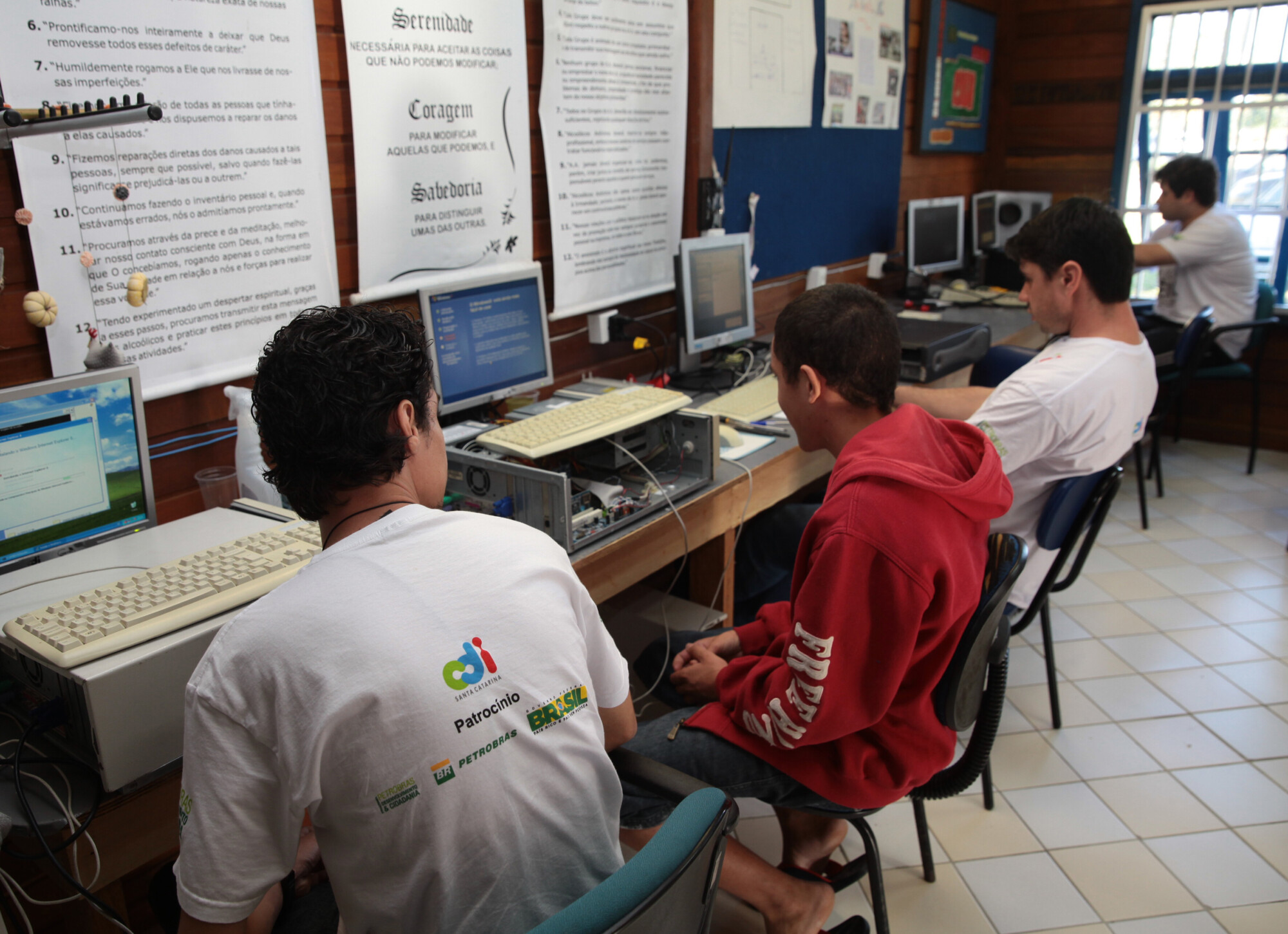 Projeto oferece capacitação em informática a jovens carentes