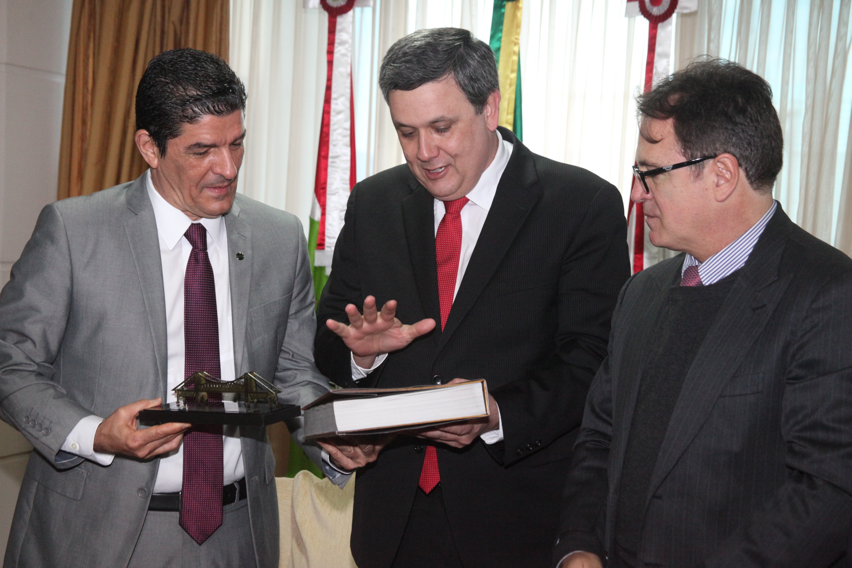 Presidente da Câmara Municipal de Florianópolis, vereador César Faria, reúne-se com o Ministro do Turismo Vinícius Lages. Foto: Fábio Queiroz / Agência AL