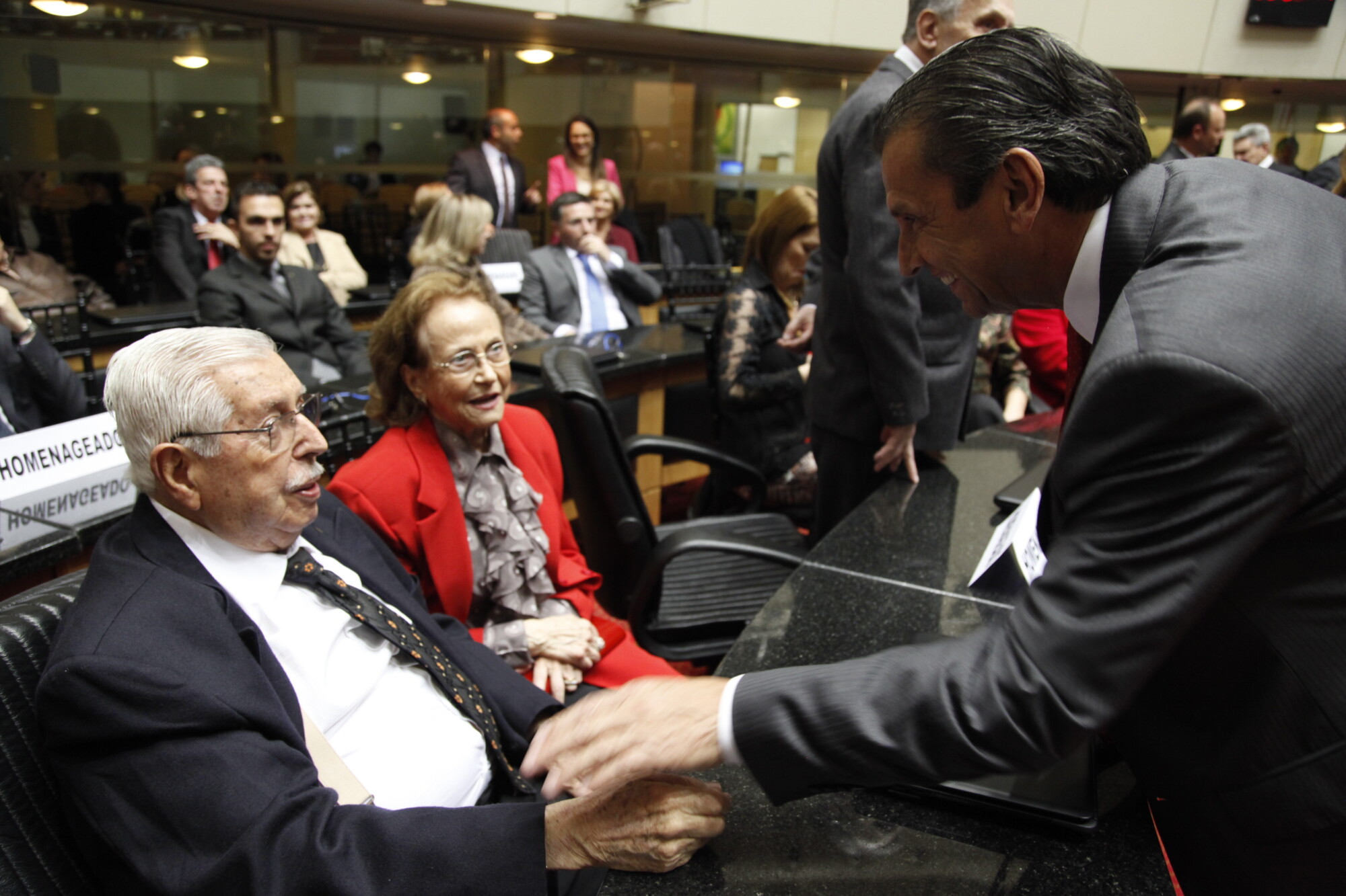 Homenageados: Sebastião Campos (e) é cumprimentado por Julio Garcia, também ex-deputado e atual presidente do TCE. FOTO: Carlos Kilian/Agência AL