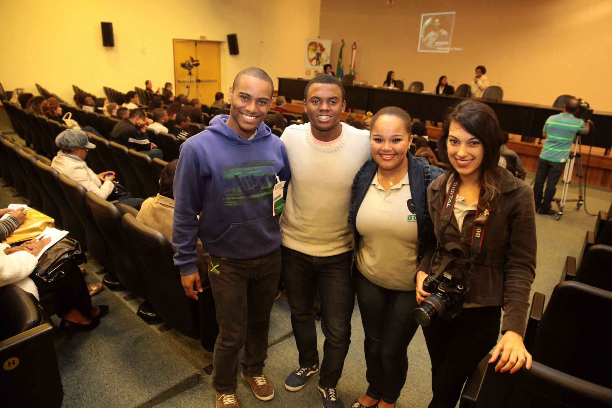 Equipe do Blog, da esq. p/ dir. – Peterson Ian, Giriel Cunha, ambos com 17 anos, Roberta Souza, 20 anos, e Ana Tenfen, 17 anos Foto: Miriam Zomer