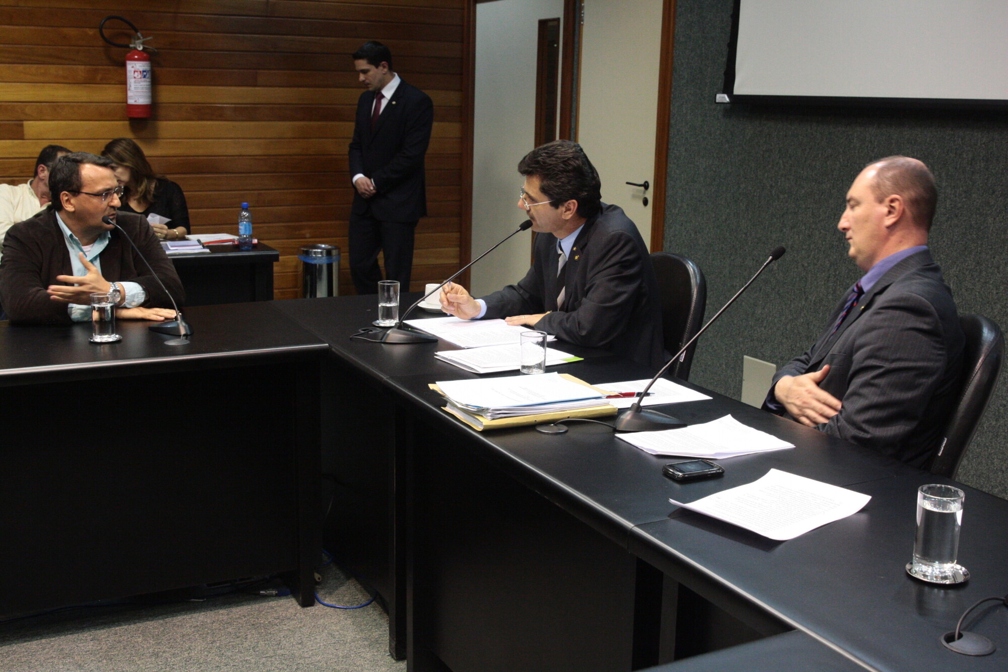 Francisco Lemos (e), um dos corretores ouvidos pela CPI do Ministério Público. FOTO: Eduardo Guedes de Oliveira/Agência AL