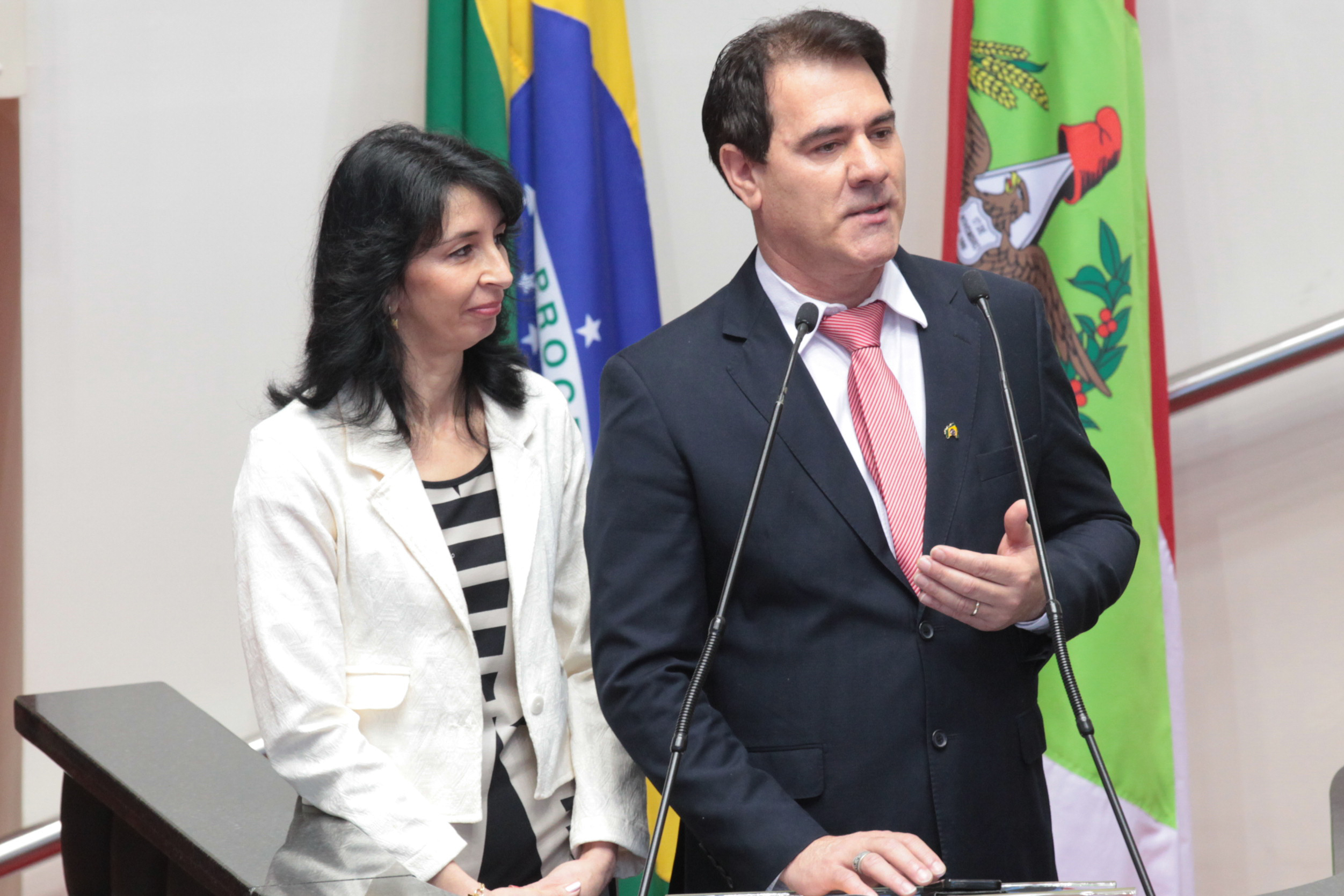 Sessão Ordinária - Plenário Osni Régis - Prefeito de Capinzal, Andevir Isganzella, e Diretora da Escola Mater Dolorum, Giana Martins - Foto: Juliana Stadnik / Agência AL