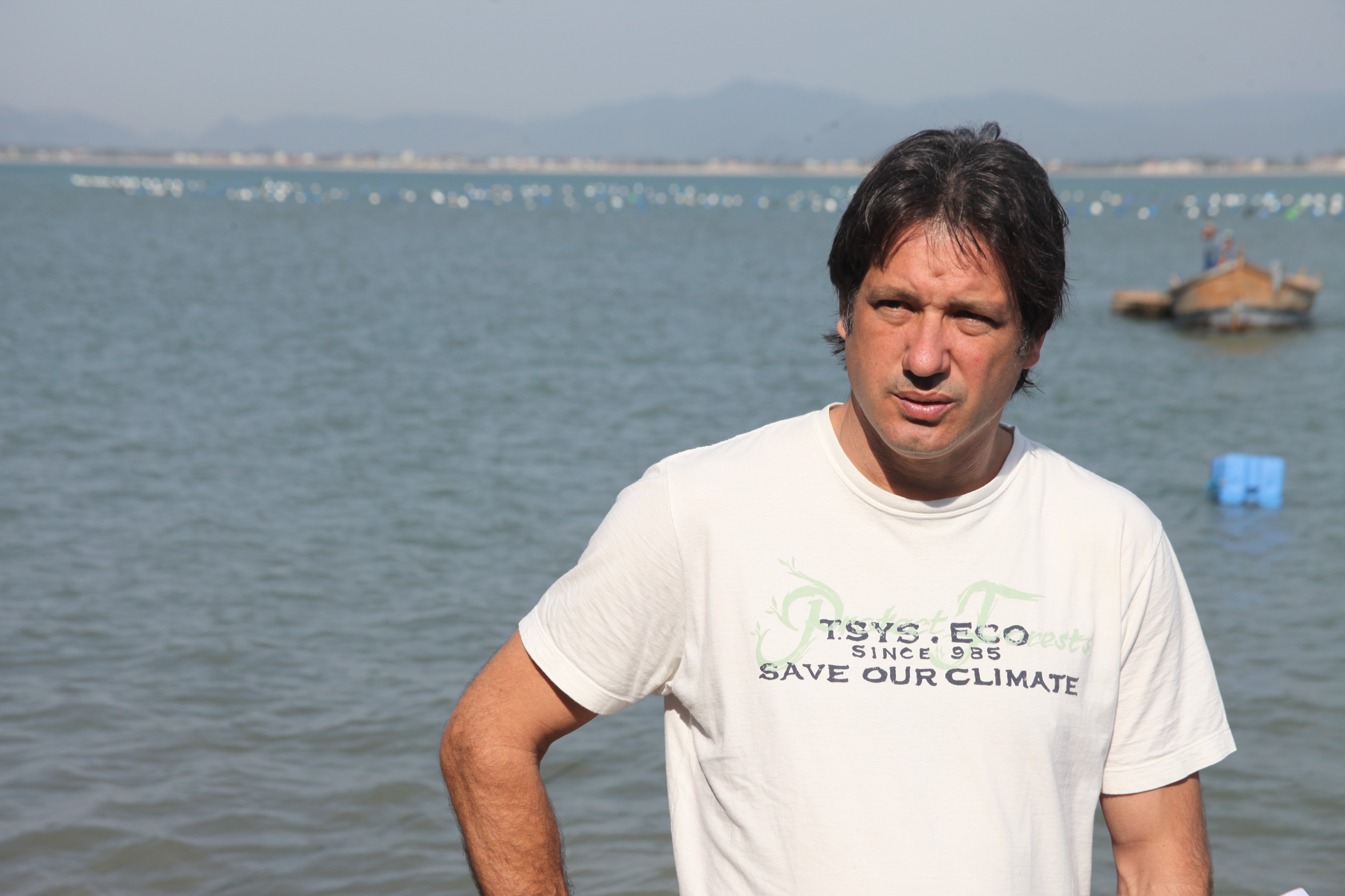 Ivan Taffarel Trois - produtor de ostras. Técnicos da Cidasc coletam amostras da água do mar para medir o nível de toxinas. Foto: Fábio Queiroz / Agência AL