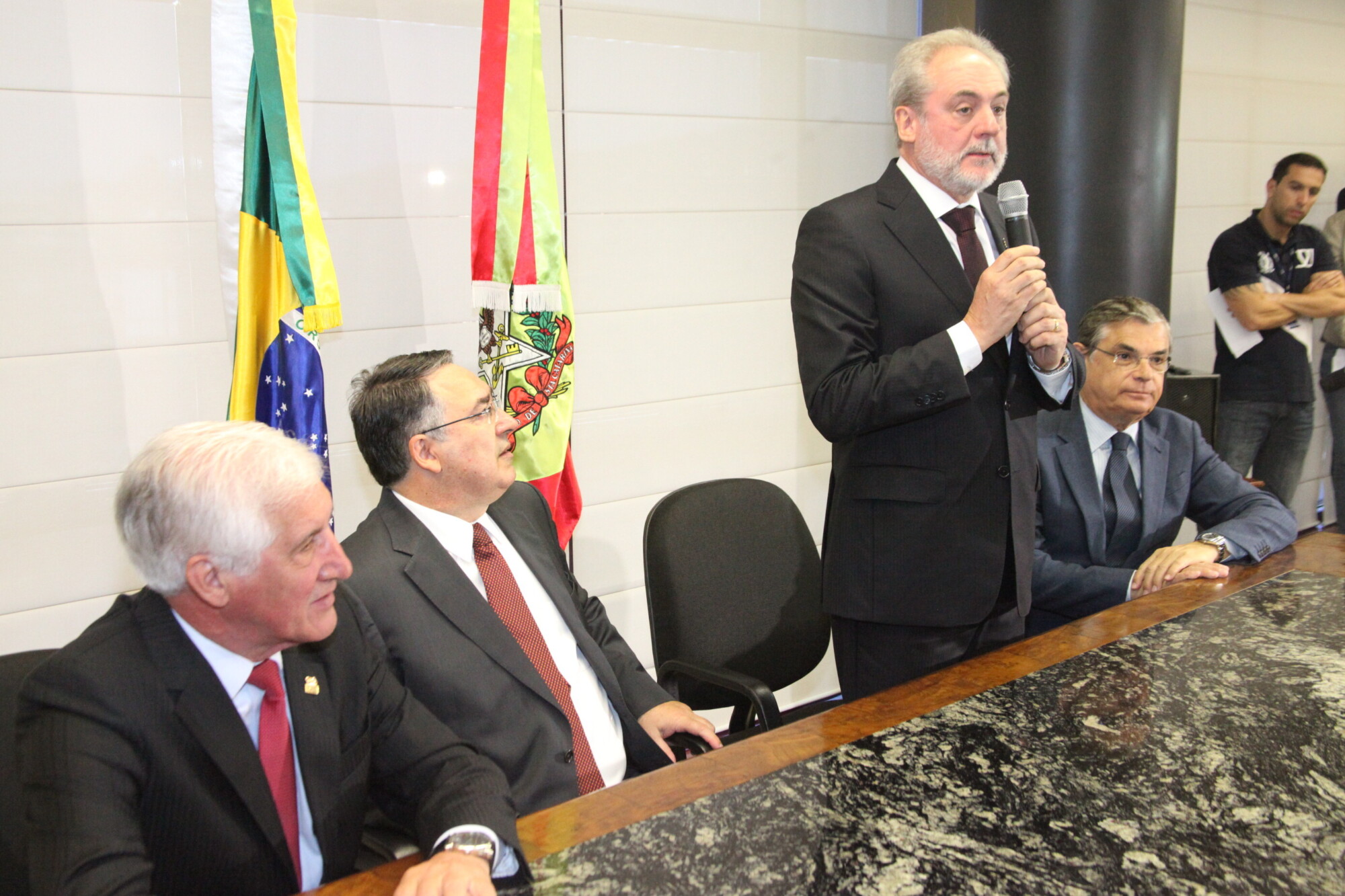 Desembargador Nelson Schaefer assume governo interinamente