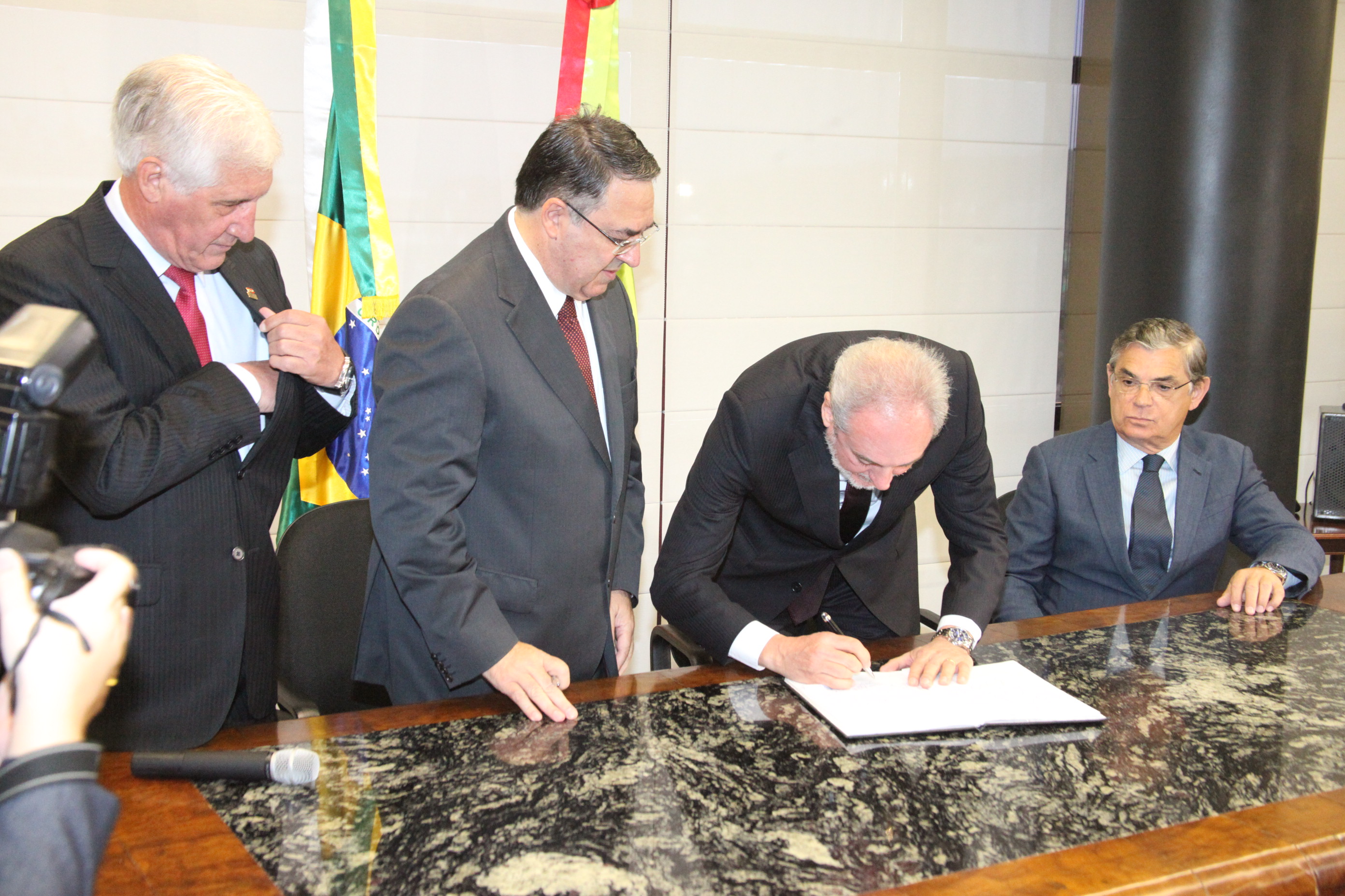 Presidente do Tribunal de Justiça de SC Nelson Schaefer toma posse como governador interino. Foto: Fábio Queiroz / Agência AL