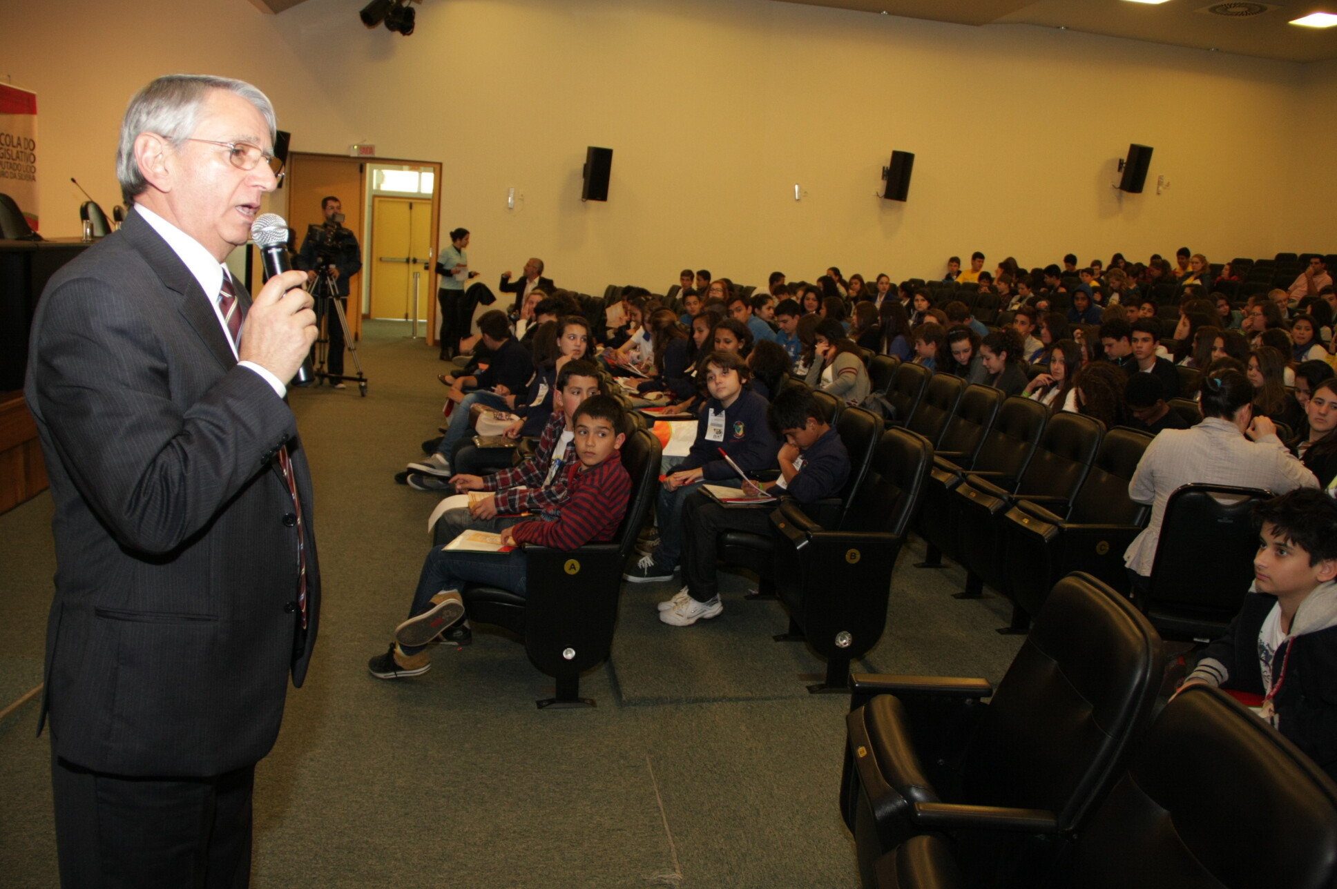 Cerca de 250 alunos do ensino fundamental oriundos de 18 municípios participam do encontro.FOTOS: Pedro Squizatto/Escola do Legislativo