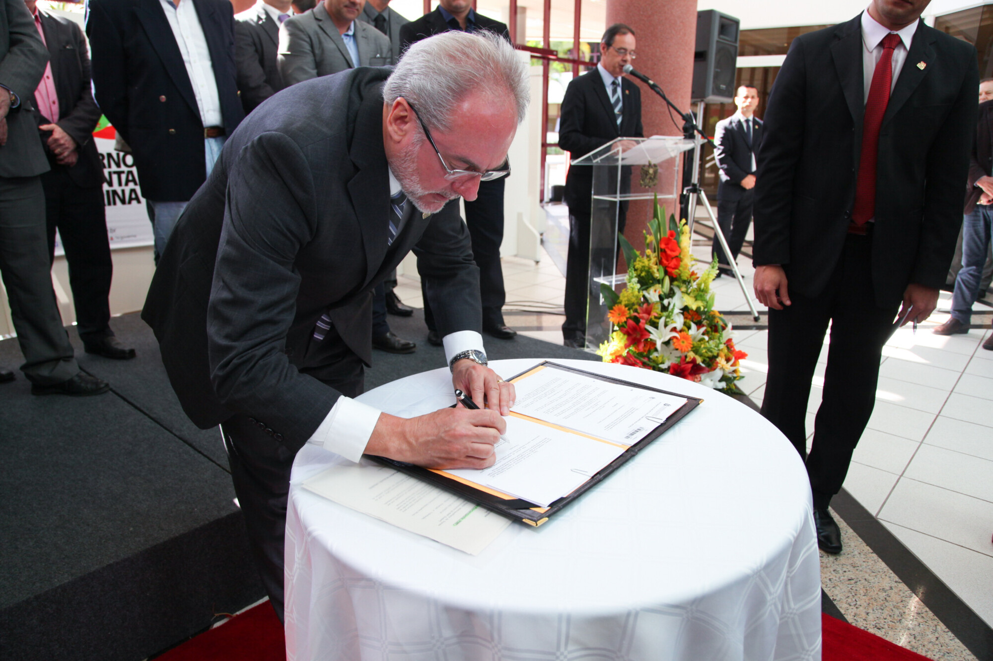 Governador interino autografa Lei Complementar 01/14