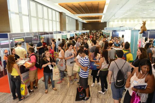 Feira possibilita contato dos estudantes com representantes de instituições de ensino de diversos países. FOTO: Eduexpo/Divulgação