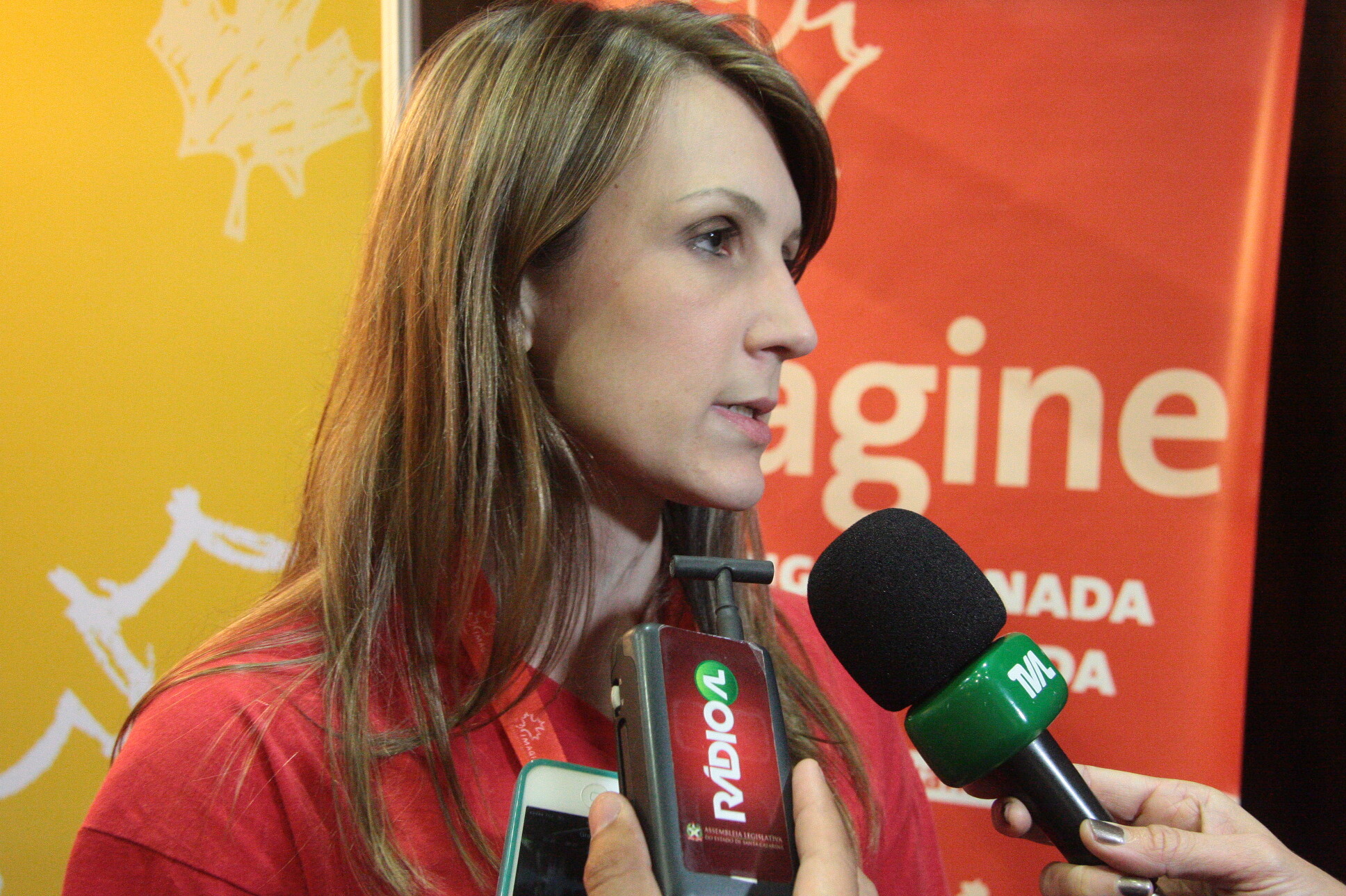 Paula Manozzo, representante do consulado canadense no Brasil, apresenta opções de estudo no país. Foto: Eduardo Guedes de Oliveira/Agência AL
