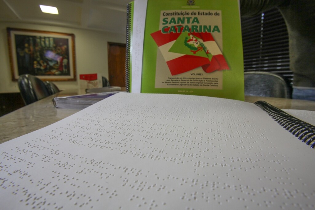 Constituição Estadual em Braile estará disponível para consulta na biblioteca da Assembleia