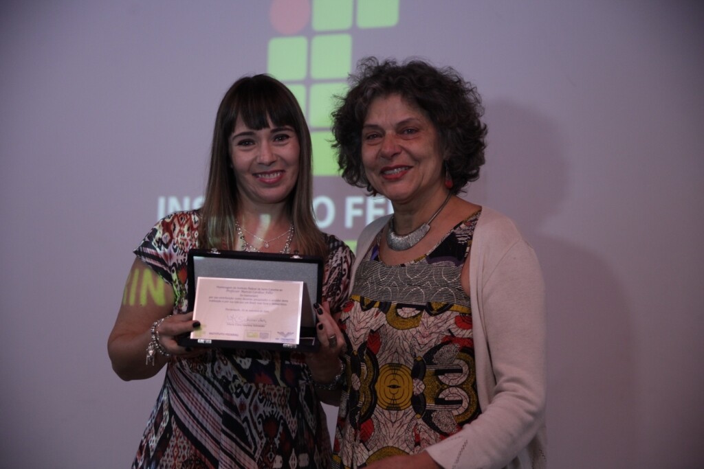 Jornalista Ana Paula Lückman entregou placa de homenagem à irmã de Marcos, Tereza Cardoso