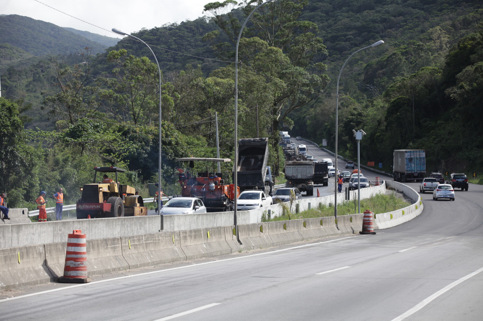Obras no trecho que vai do km 232 ao km 235,3 provocam filas na BR-101 Sul