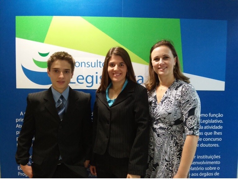 Jovens de SC do Parlamento Jovem, Crislaine Zago e Gustavo Perotti Ticiani, estão em Brasília com a coordenadora Clarice Zanetti. FOTO: Divulgação