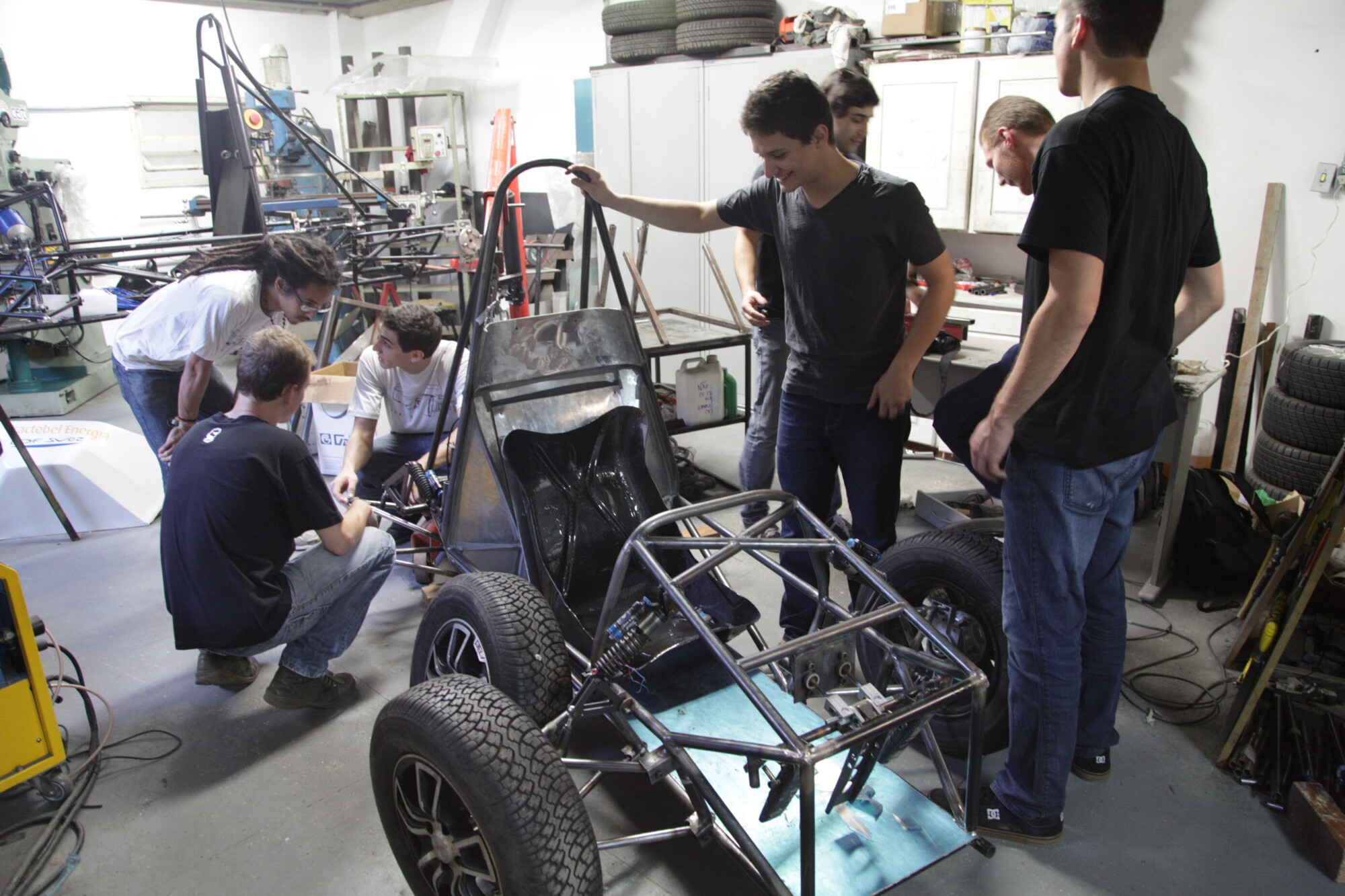 Estudantes da UFSC projetam veículos para competição automotiva