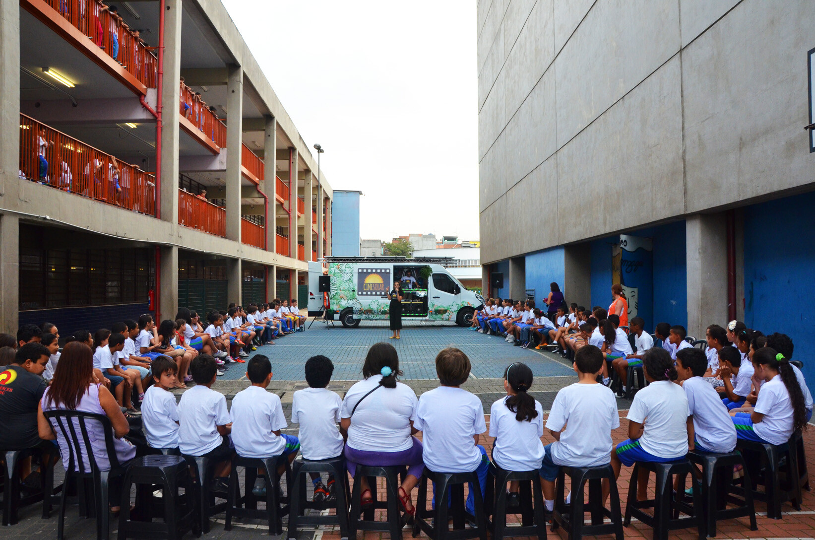 Cinema móvel utiliza a energia solar para funcionar. FOTO: Divulgação