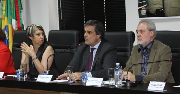 Regina Miki, José Eduardo Cardozo e Nelson Schaefer (à dir.).