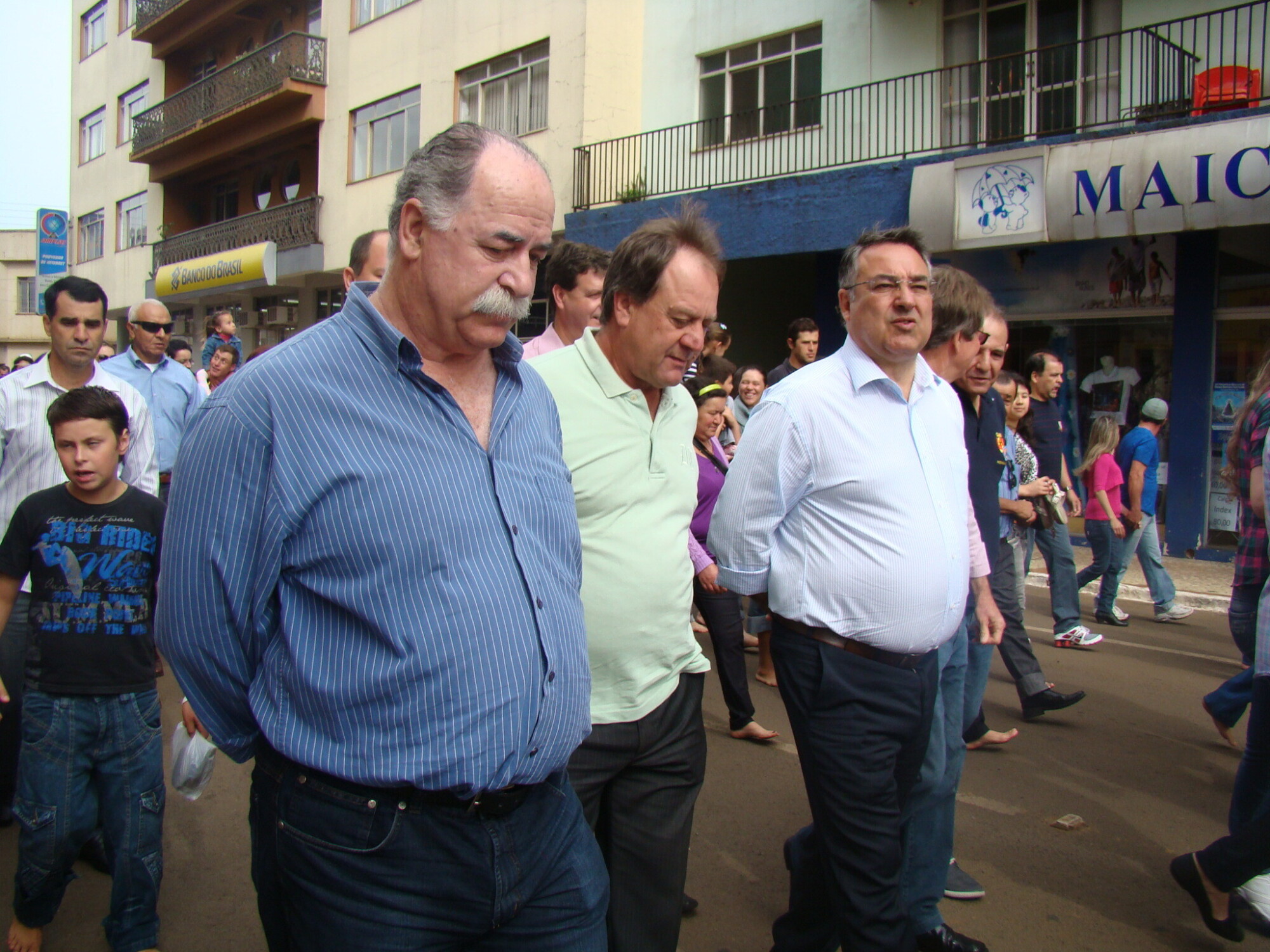 O deputado Titon e o governador Raimundo Colombo geralmente marcam presença no evento religioso. FOTOS: Divulgação