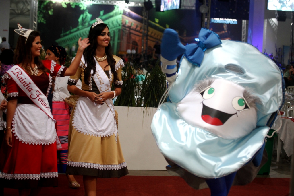 Desfile da Rainha Violeta Bela da Silveira e da Princesa Juliana Carolina Policastro na cerimônia de abertura da FENAOSTRA 2014    Foto Carlos Kilian/Agência AL