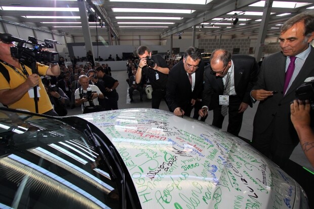 Governador Colombo assina primeiro carro da BMW produzido em SC. Foto: James Tavares/Secom