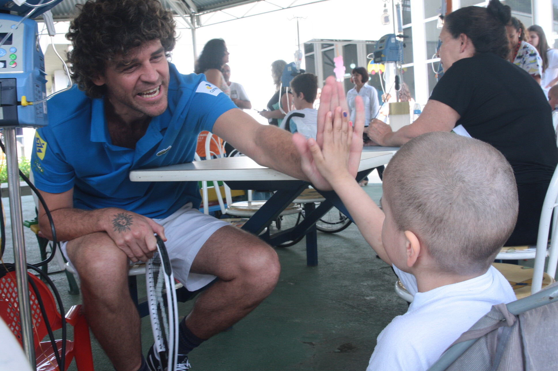 Visita de Guga leva alegria para crianças no Hospital Infantil Joana de Gusmão