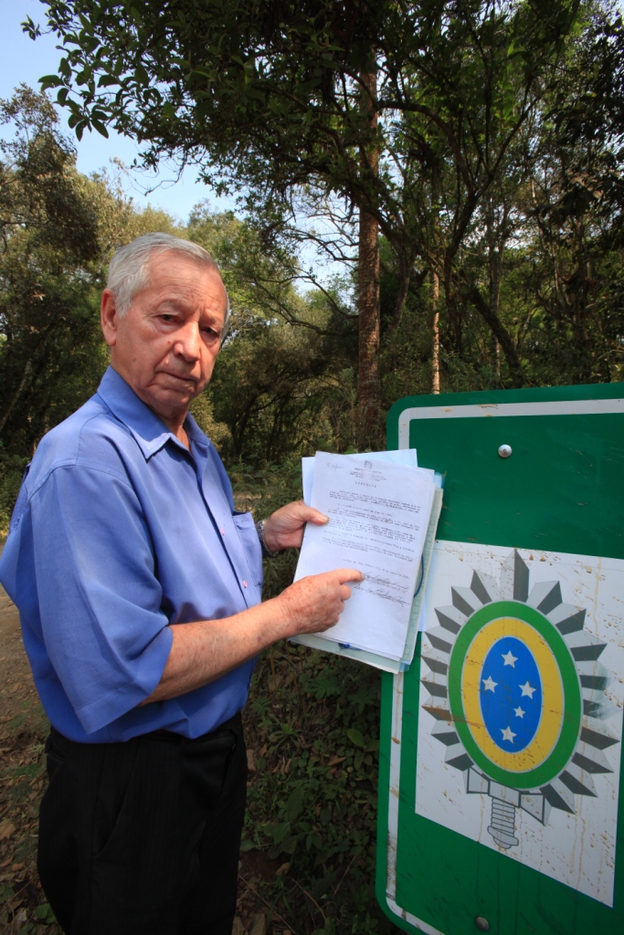 Ibrahim Gonçalves  exibe documentação na Entrada do Campo de Instrução do Exercito em Papanduva  Comissao da Verdade Foto Carlos Kilian/Agencia AL