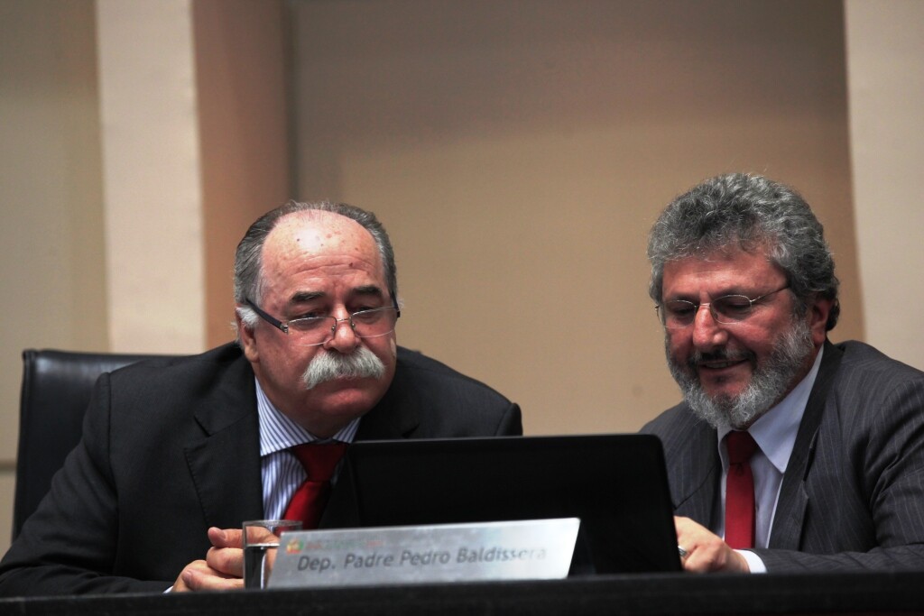 O presidente da Assembleia, deputado Romildo Titon e o segundo vice-presidente, Padre Pedro. FOTOS: Carlos Kilian/Agência AL