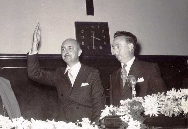 Lacerda (e), durante a posse na Assembleia Legislativa, em 1956. Ao lado, Braz Joaquim Alves, então presidente da Alesc. FOTO: W. Anacletto/Arquivo