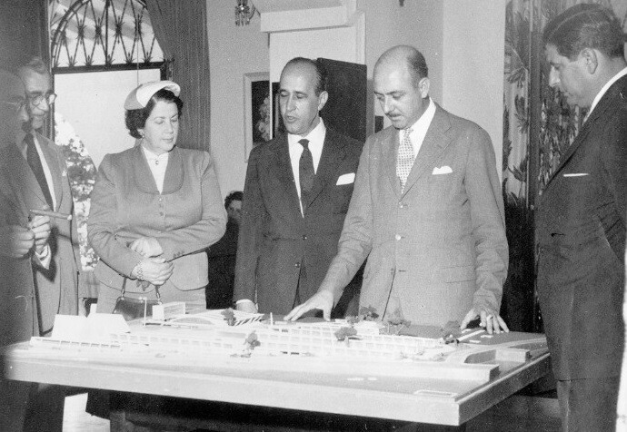 Lacerda observa a maquete da futura sede do Instituto Estadual de Educação; hoje, há uma estátua dele em frente ao prédio. FOTO: Arquivo da família