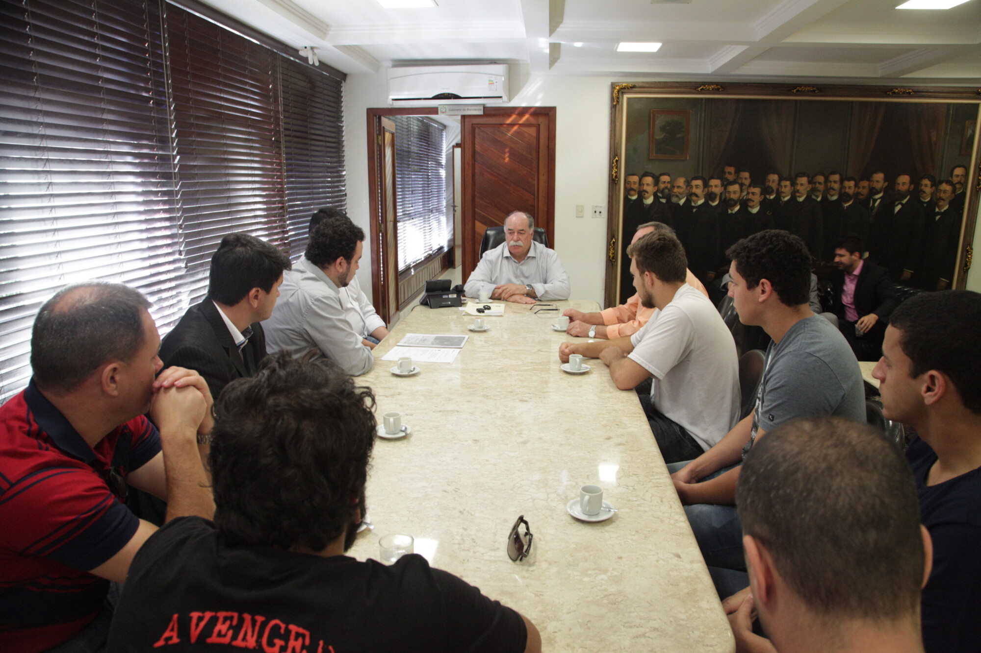 Presidente da Assembleia recebe jovens de projeto de educação musical de São José
