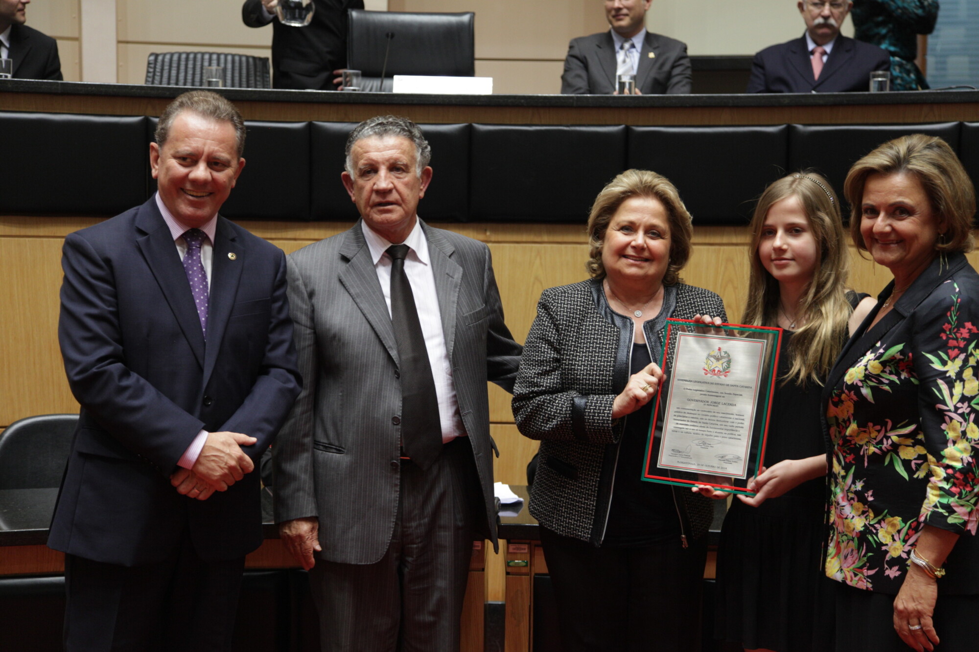 Familiares de Lacerda recebem dos deputados Joares Ponticelli (e) e Edison Andrino placa em homenagem ao ex-governador. FOTO: Solon Soares/Agência AL