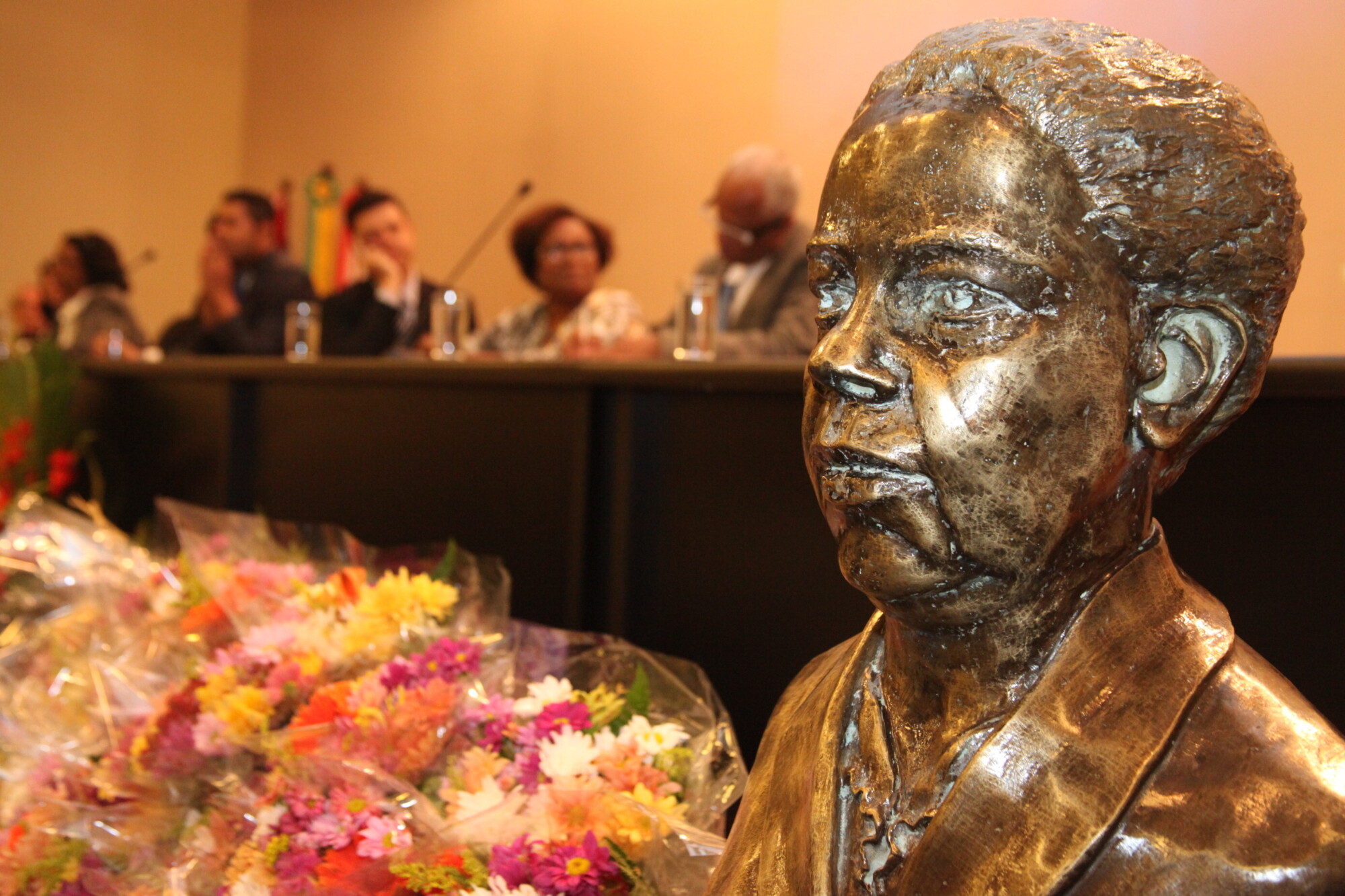 Busto da mulher que dá nome ao programa de ação afirmativa da Assembleia foi entregue durante o evento. FOTOS: Fábio Queiroz/Agência AL