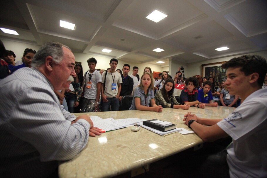 Titon e o presidente do Parlamento Jovem Catarinense, Iago Pontes Gomes Nascimento, que também é do Meio-Oeste FOTO: Carlos Kilian/Agência AL