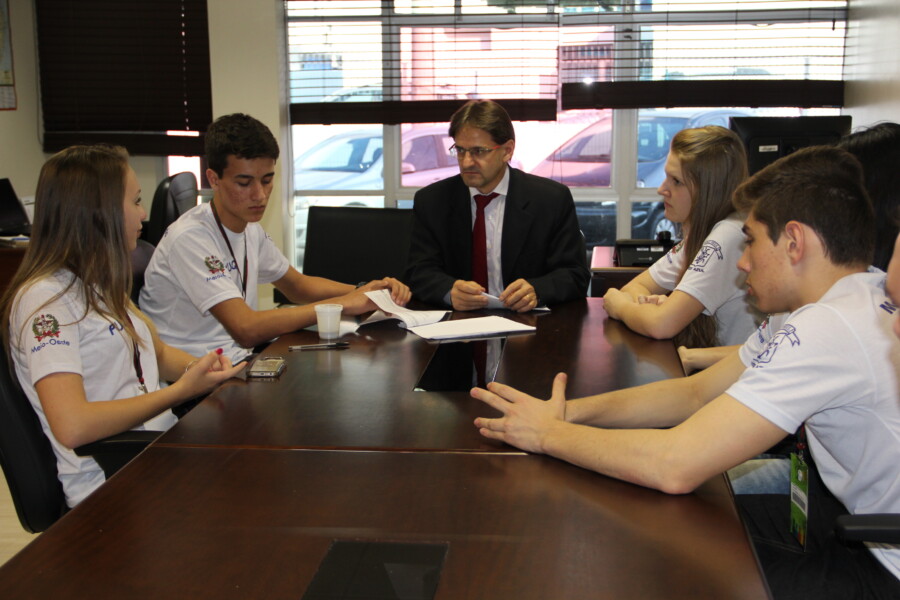 Saretta recebe proposições de alunos do Parlamento Jovem