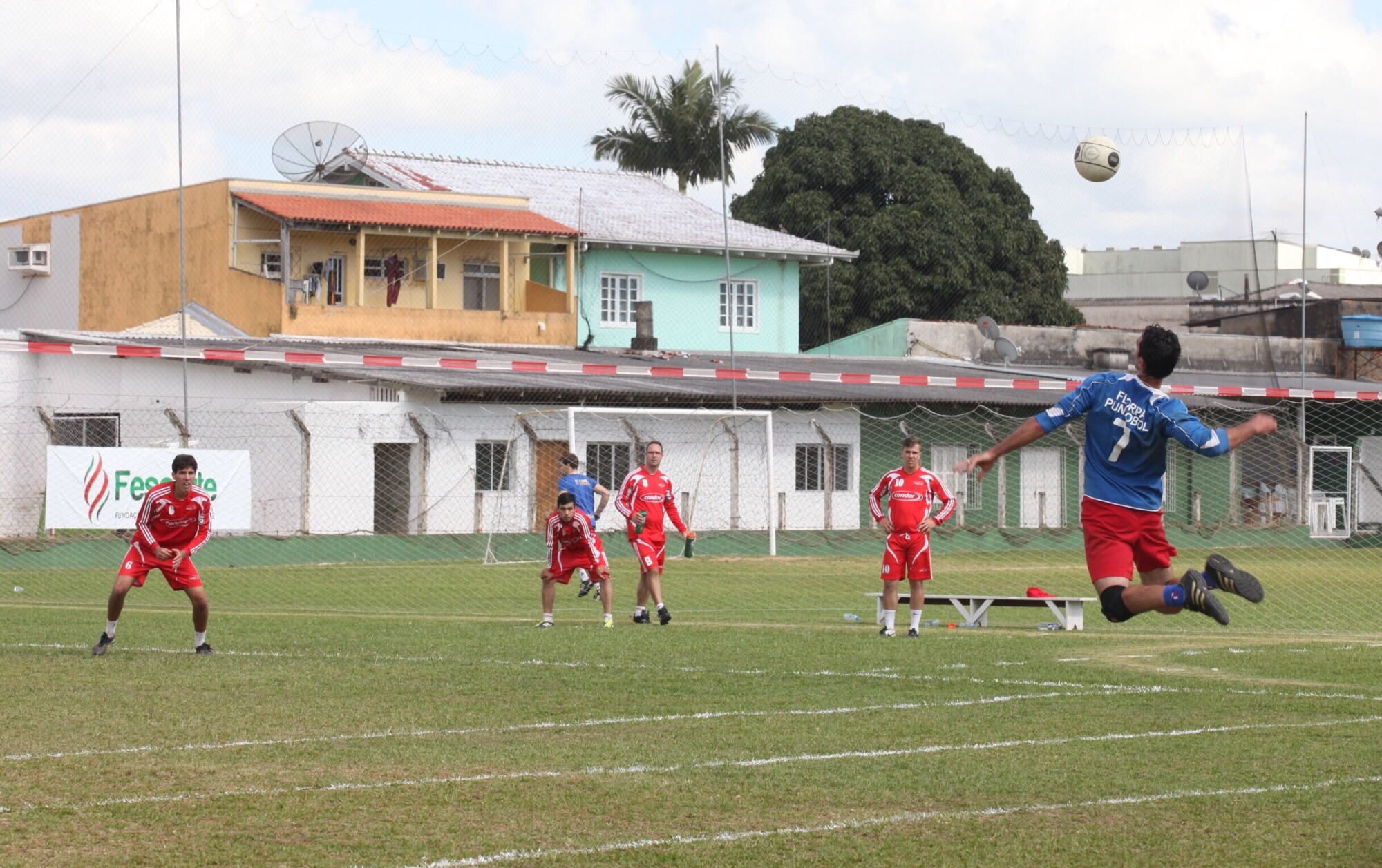 Punhobol em disputada nos Jasc; lance da partida entre São Bento do Sul (vermelho) e Florianópolis. FOTO: Fábio Queiroz/Agência AL