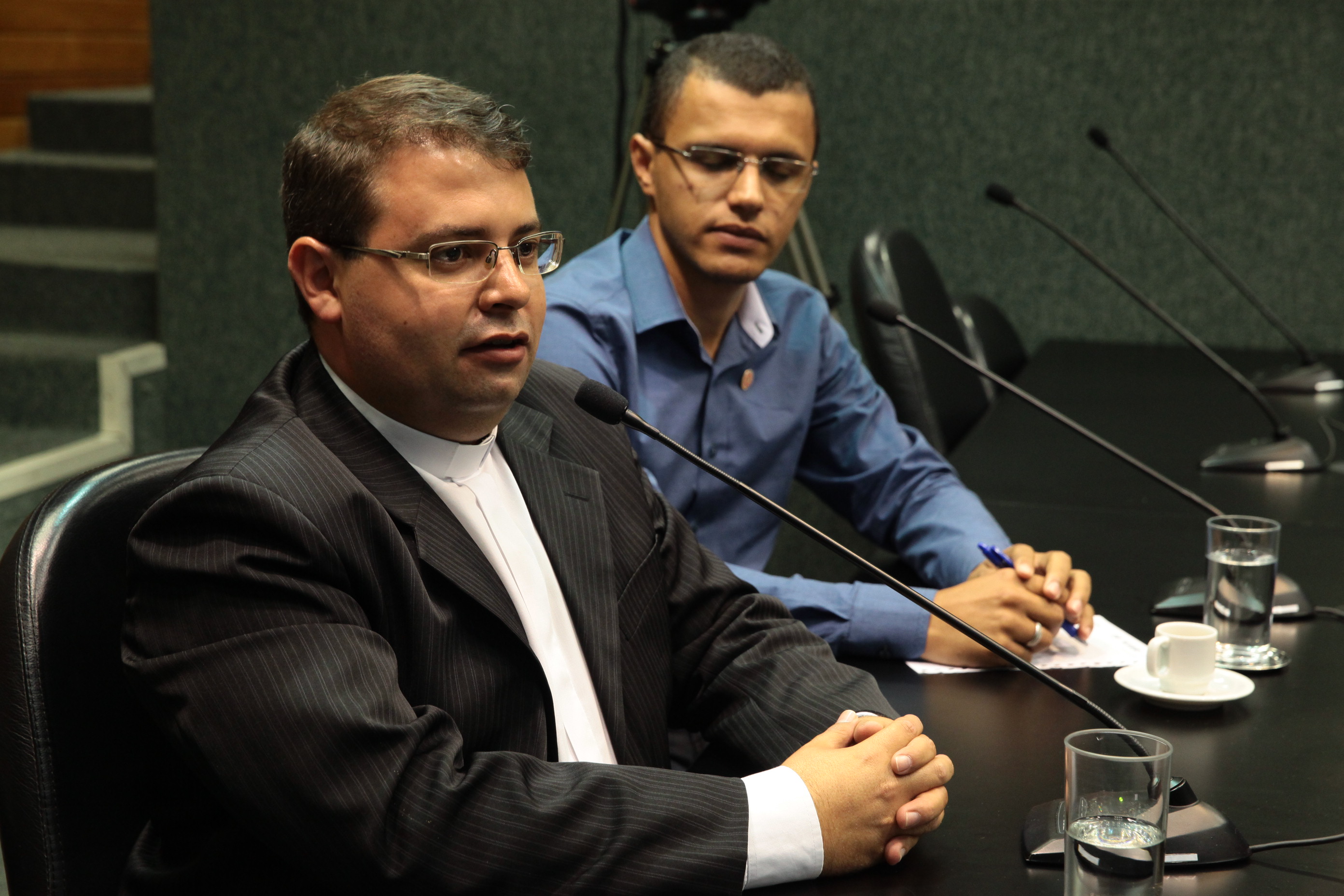 Reunião da Comissão de Segurança Pública. Padre Valmir e Deyvid de Mouro.  Foto: Miriam Zomer/ Agência AL