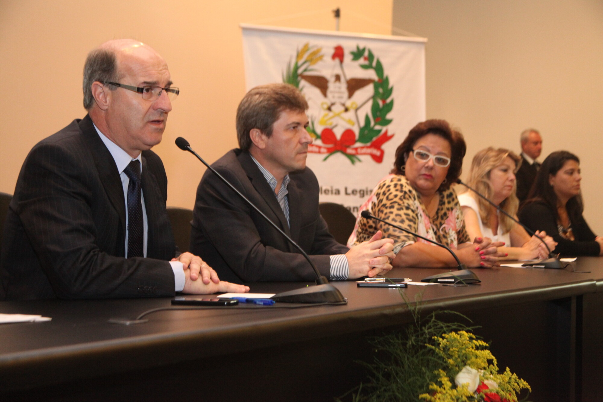 Deputados José Milton Scheffer, José Nei Ascari e Dirce Heiderscheidt participaram da abertura do curso
